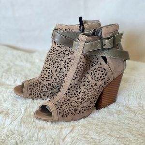 Vince Camuto Sz 5.5 open toe booties